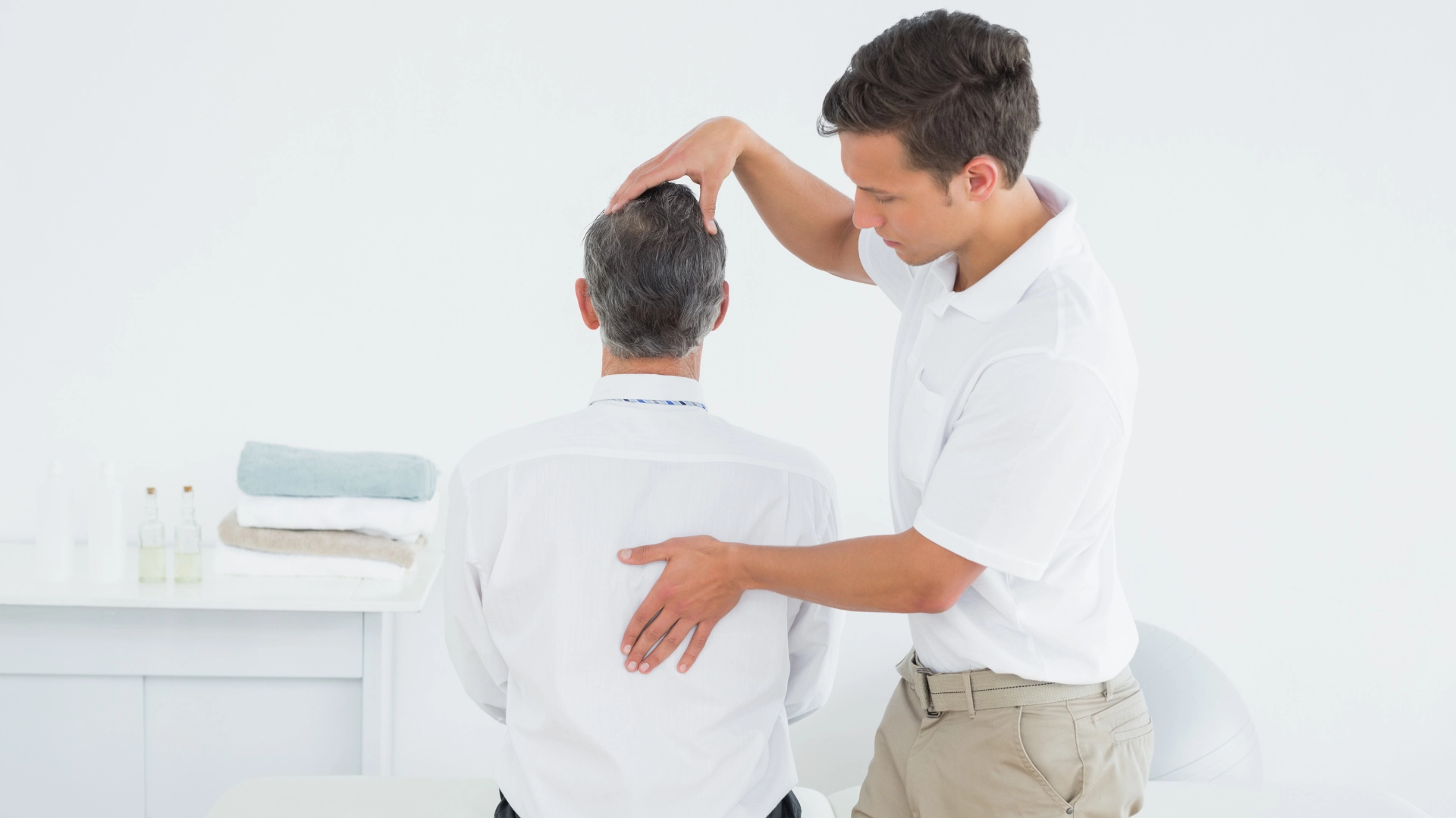 En pasient blir behandlet i ryggen av kiropraktor